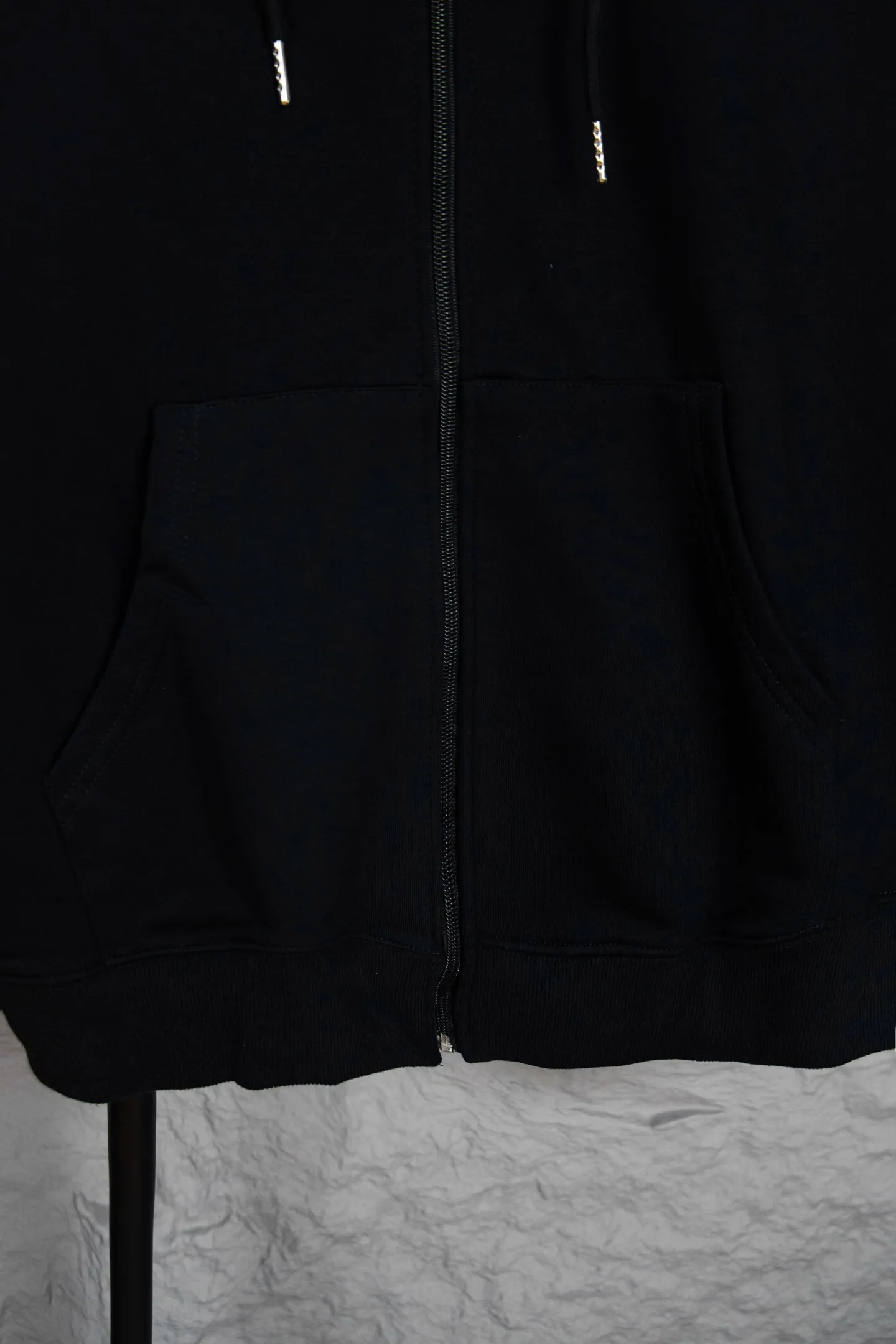 🅿️260 Style No.: M212 Ralph Lauren/Ralph Lauren pony embroidered zipper cardigan hooded sweatshirt. A sweatshirt for everyone in autumn and winter is here. You can wear it casually! ! This hooded sweatshirt is decorated with the simple style that represents Ralph Lauren and is paired with a pony embroidery pattern, which is three-dimensional and full! The solid color fabric paired with exquisite embroidery instantly sets it off! Hooded sports design, loose and casual fit! The overall texture is very strong! Through the pictures, we can feel the thickness and texture of custom-woven and dyed threads. The workmanship is exquisite. They are shipped from major foreign trade factories. They are all made by masters with many years of experience. Everything is of high standards and requirements! Simple and versatile model ~ Made of imported pique cotton fabric, which is super delicate and soft, close to the body without being tied. All fabrics and accessories are original custom-made and of high quality! Perfectly reflects the brand’s sense of superiority! Standard cut, comfortable stretch, unrestricted movement! Highly practical, high-end and classy! Versatile style ~ can be paired with jeans or jogging pants. Ideal for transitioning from your morning commute to weekend events! Size: S-XL Color: Gray Navy Black